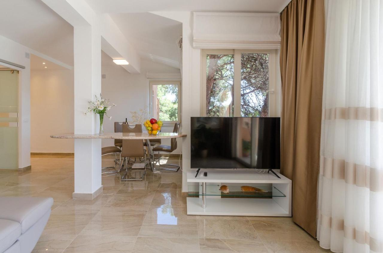 Pine Tree Apartment Zanetic Blato  Exterior photo